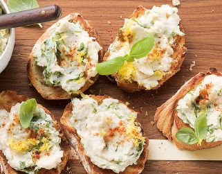 Crostini mit Bohnen-Basilikum-Creme