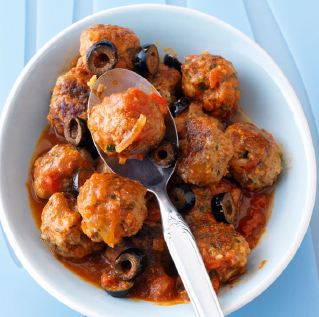 Hackbällchen in Tomaten-Oliven-Sauce