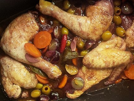 Hähnchen mit Trauben und Oliven