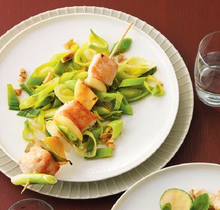 Hähnchenspieße auf Lauchgemüse